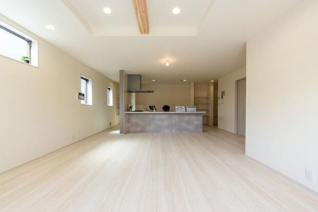 プライバシーに配慮した高窓から注ぐ柔らかな光。外からの視線を気にせず、お子様と素足でくつろげる。明るく開放的なリビングで心豊かな毎日を。