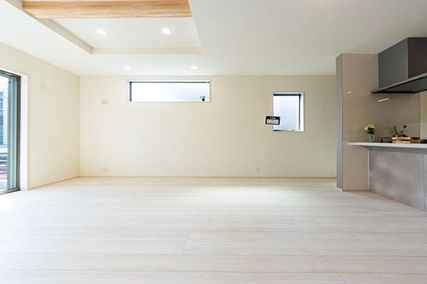 キッチンに立てば、家族の笑顔がすぐそばに。お料理中もお子様を見守れる安心感が、忙しいママの毎日を支えます。会話が弾む理想の対面スタイル。