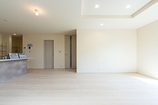 洗練された内装が、家族の夢を鮮やかに描き出します。陽光に包まれる穏やかなリビングで、一生モノの思い出を。ぜひ一度、実際の広さをご体感下さ