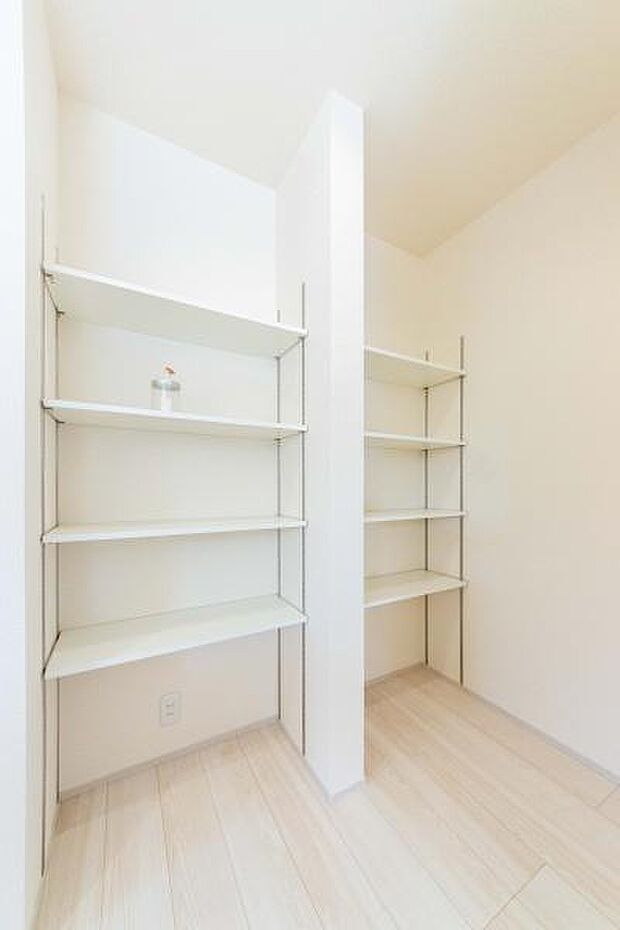 キッチン周りがスッキリ片付く大容量パントリー。可動棚で整理しやすく、忙しい毎日でも綺麗な空間を保てるのが魅力です。