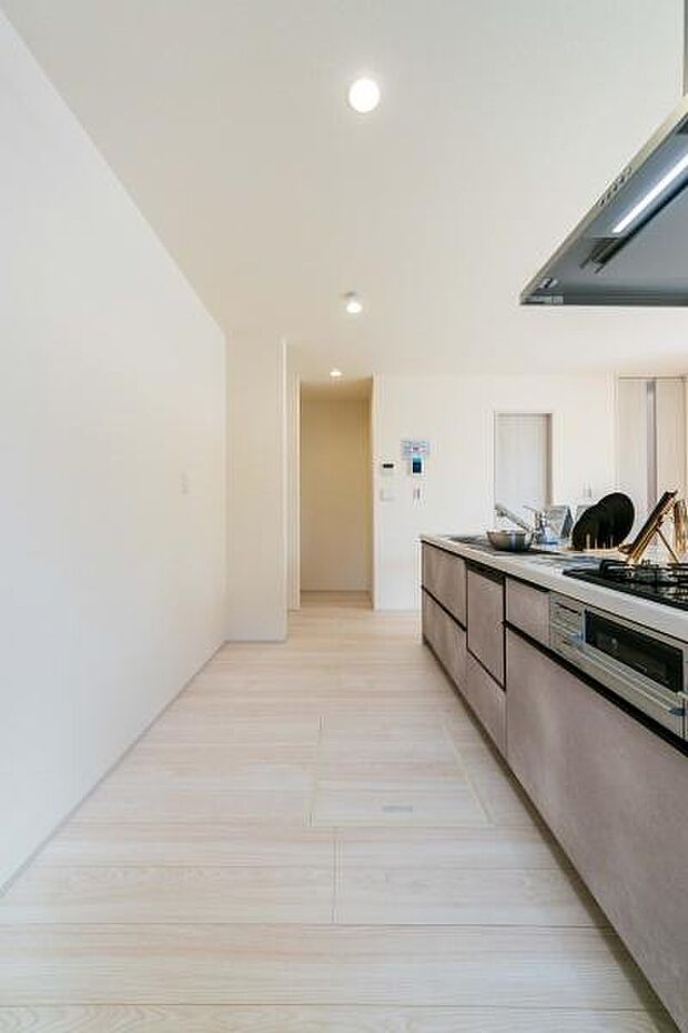 キッチンからリビングまで遮るものがない開放感。お料理中も、お子様の笑顔や遊ぶ様子をずっと近くに感じられる温かな特等席です。