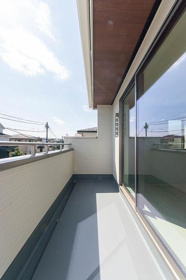 広々としたバルコニーは家族の特等席。心地よい風を感じながら、週末のブランチや読書など、開放感あふれる贅沢なひとときを過ごせます。