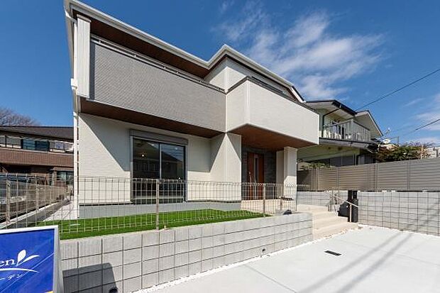 洗練された外観と、南向きの豊かな採光。広々とした駐車スペースは趣味のDIYやBBQにも最適。家族が自然と集まる、温かな住まいです。