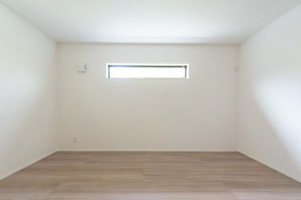 明るい陽光が差し込む洋室は、子供部屋にぴったり。心地よい風を感じながら健やかに成長するお子様の姿が目に浮かびます。