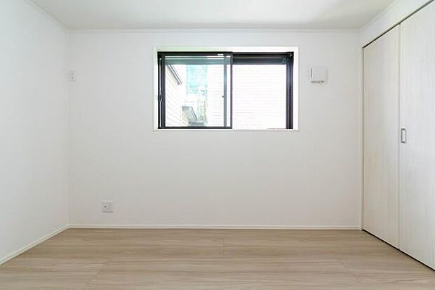 明るい陽光が差し込む洋室は、子供部屋にぴったり。心地よい風を感じながら健やかに成長するお子様の姿が目に浮かびます。