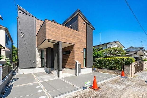 モダンな外観と心地よい風が通り抜ける快適設計。家族みんながゆったりと寛げる安らぎの我が家で、おうち時間を存分に楽しみませんか。カースペース2台付き。