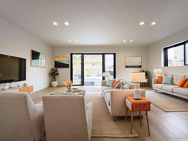 陽光が注ぐ広々としたリビングと、日常を彩る洗練されたデザインのキッチン。家族の団らんが楽しくなる心地よい空間です。※画像はCGによる家具配置例であり、実際の物件に家具は設置されておりません。