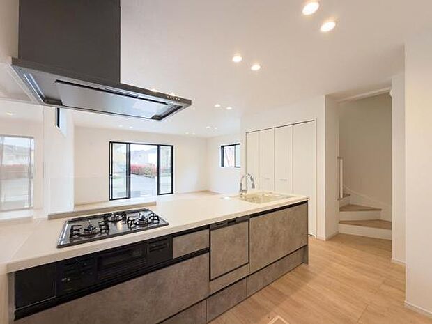 料理中もリビングや庭まで視線が届くオープン設計。遊ぶお子様の笑顔を見守りながら、家族の絆を育む、温もりあふれる暮らしが叶います。