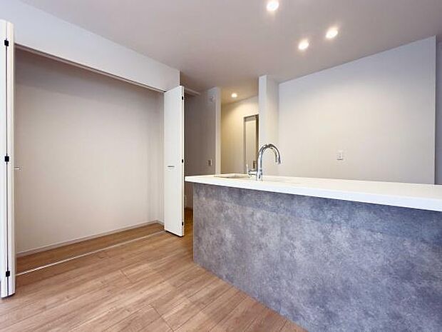 大容量パントリーでキッチンはいつもスッキリ。お子様と並んでお料理を楽しめる、ゆとりある広さと機能美を兼ね備えた理想の空間です。