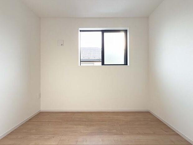 柔らかな陽光が注ぐ明るい洋室。白を基調とした清潔感あふれる空間は、家具の配置も自由自在。家族の個性が光る素敵なお部屋作りを楽しめます。