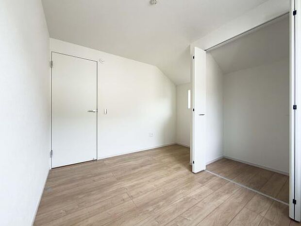 整理整頓が楽しくなる広々クローゼット。お部屋をスッキリ保てるから、家族で過ごす時間にもゆとりが生まれます。心地よい暮らしをここから。