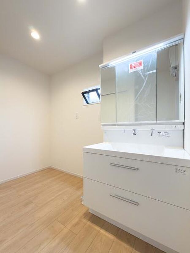 白を基調とした清潔感あふれるデザイン。小窓からの柔らかな光が室内を包み込み、毎朝の身支度を贅沢なリフレッシュタイムへと誘います。