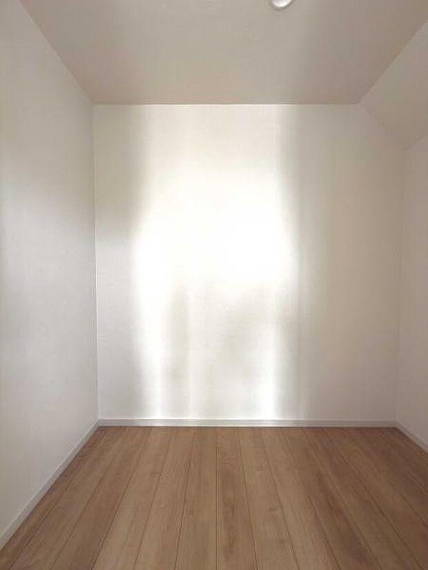 「WIC]大容量のウォークインクローゼット。季節の衣類や思い出の品もスッキリ収まり、お部屋の広さを有効に活用できます。