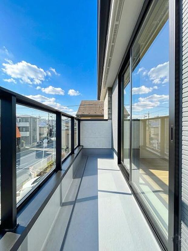 室内と一体感のある大開口。空を身近に感じる開放的な意匠が、日々の暮らしにゆとりを生みます。洗練されたデザインが自慢の、家族の特等席です。