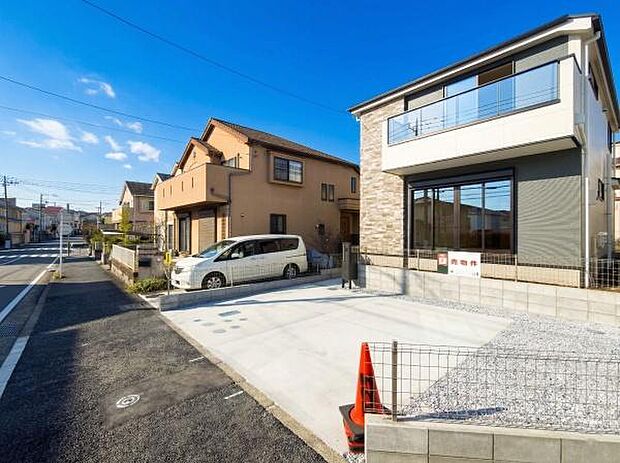 前面スペースが広く、車の出し入れもスムーズで安心。お子様の安全を見守りながら、趣味のDIYやガーデニングも楽しめる、夢広がるゆとりの敷地です。