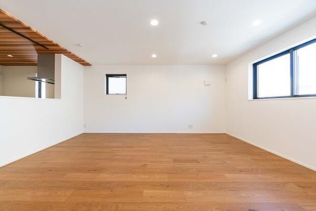 キッチンからお子様の様子を見守れる安心の設計。勉強や家事に便利なワークスペースも完備し、家族の繋がりを大切にする住まいです。