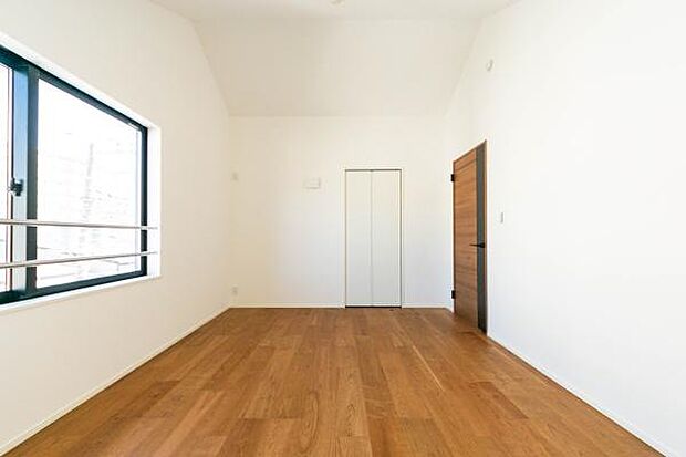 木の質感が心地よいフローリングは、素足で過ごしたくなる温かさ。穏やかな陽だまりの中で、家族の温かい思い出が幾重にも重なります。