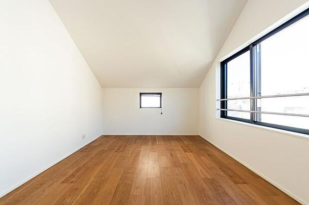 木の質感が心地よいフローリングは、素足で過ごしたくなる温かさ。穏やかな陽だまりの中で、家族の温かい思い出が幾重にも重なります。