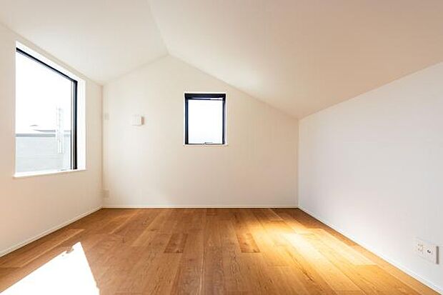 木の質感が心地よいフローリングは、素足で過ごしたくなる温かさ。穏やかな陽だまりの中で、家族の温かい思い出が幾重にも重なります。