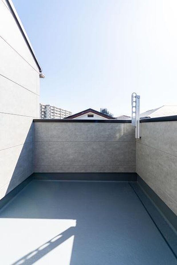 青空を独り占めできるプライベートバルコニー。高い壁が周囲の視線を遮り、家族だけのカフェタイムや読書を心ゆくまで楽しめます。