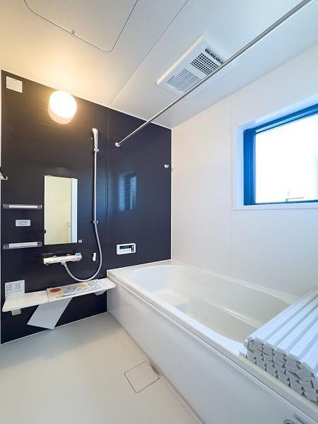 お子様と並んでゆったり浸かれる広い浴槽。雨の日の衣類乾燥もこなす暖房乾燥機付きで、家事も育児もスムーズに。家族の笑顔が育まれる空間です。