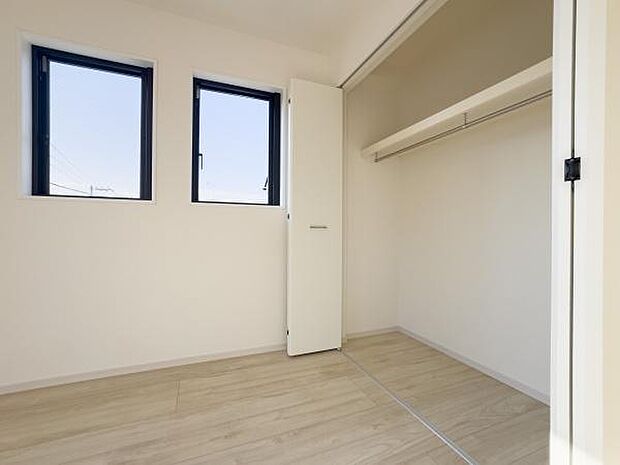 収納に荷物を収めて、お部屋を最大限に広く活用。家具を置かない広々空間なら、お子様が走り回っても安心です。家族の笑顔が広がる住まいを。