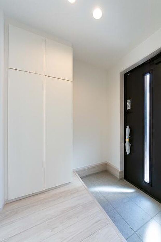 増える靴も思い出も、この大きな収納がしっかり守ります。清潔感あふれるモダンな玄関から、新しい家族の物語を始めませんか。