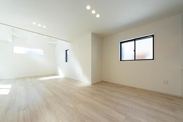 白を基調とした清潔感ある空間。広々としたフロアは、走り回るお子様の成長を優しく包み込みます。安らぎに満ちた新生活をここから。