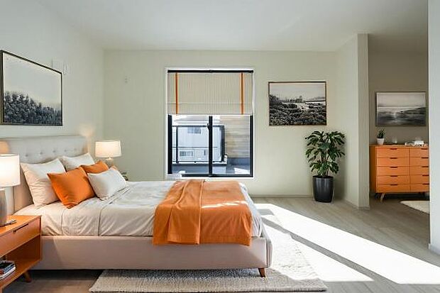 溢れるほどの光が開放感を演出。どんなインテリアも映える洗練された室内は、家族の理想を自由に描ける真っ白なキャンバスです。CGにて家具等を配置しております。実際に家具はおかれておりません。