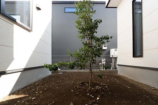 週末は中庭でBBQやプール遊び。暮らしに彩りを添えるこの場所は、家族の団らんや趣味の舞台です。光と風が通り抜ける、贅沢な余白を楽しみませんか。