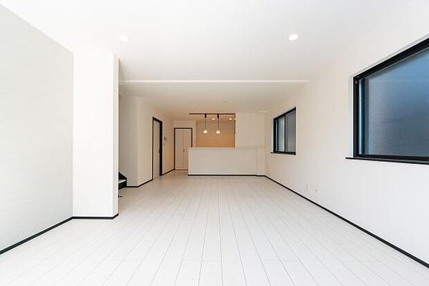 キッチンからリビング全体が見渡せる設計。家事をしながらお子様との会話が弾む、家族の絆が深まる開放的な間取りです。