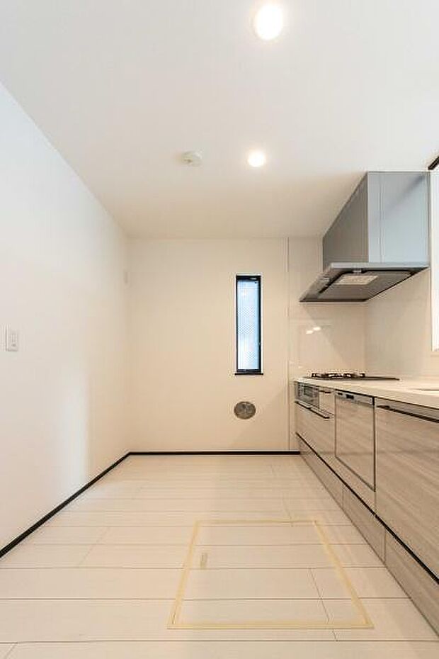 豊富な収納力で、いつも清潔感あふれる空間をキープ。三口コンロで多彩な料理を楽しめる機能性も魅力です。理想のライフスタイルをこの場所で。