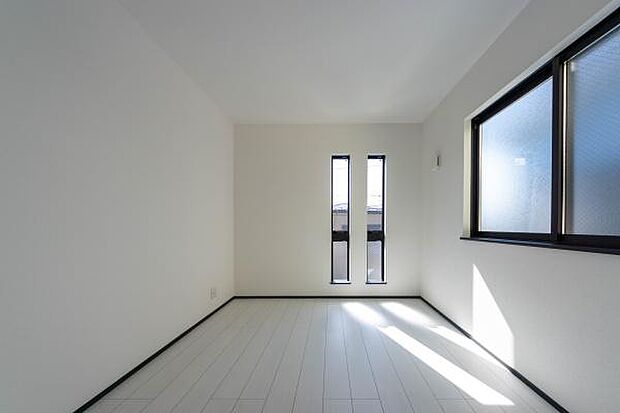 陽光が降り注ぐ明るい空間は、お子様の成長を優しく包み込みます。白を基調とした清潔感ある室内で、家族の温かな物語を育みませんか。