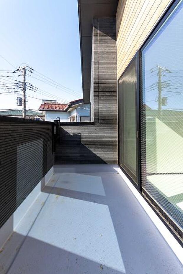 たっぷり干せる広々バルコニー。お子様とのガーデニングや水遊びも楽しめます。プライバシーに配慮した設計で、家族の笑顔がのびのびと広がります。