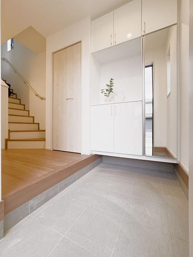 「ただいま」の声が響く、開放感あふれるエントランス。大きな鏡で身だしなみチェックもしっかり。家族の成長を温かく見守る、ゆとりの空間です。