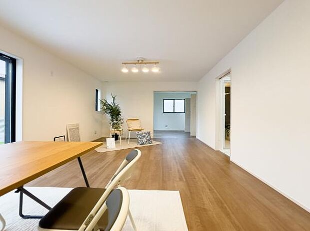 陽光が優しく包み込む広々リビング。料理中もお子様の様子を見守れる安心の距離感が、家族の笑顔が絶えない温かな毎日を育みます。