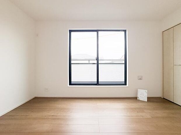 陽光が注ぐ明るい洋室は、お子様の感性を育むお部屋に最適。白を基調とした清潔感ある空間が、家族の新しい物語を優しく包み込みます。