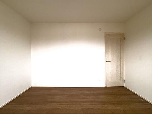 陽光が注ぐ明るい洋室は、お子様の感性を育むお部屋に最適。白を基調とした清潔感ある空間が、家族の新しい物語を優しく包み込みます。