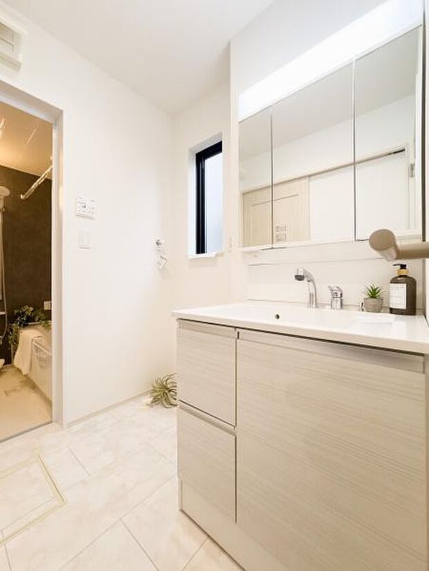 忙しい朝も家族並んで笑顔で身支度。たっぷりの収納と三面鏡が、スムーズな一日をサポートします。光溢れる空間で心地よい目覚めを。