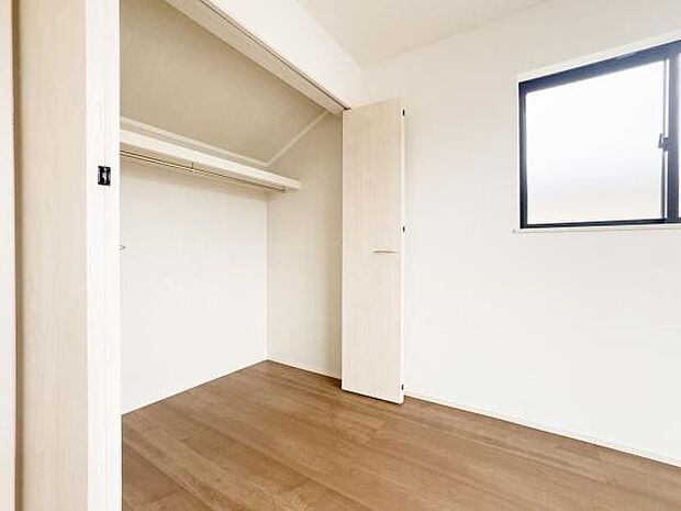 たっぷりの収納でお部屋はいつもすっきり。お子様のお着替えも楽しくなり、ゆとりある家族の時間が生まれます。ぜひ現地で広さを体感してください。