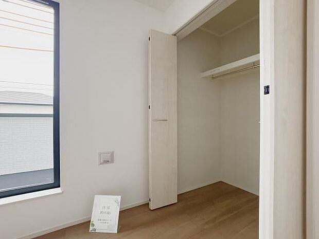 お子様の成長と共に増える荷物もスッキリ。大容量の収納が、家族のゆとりある毎日を支えます。お部屋を広く使って、のびのび子育てを楽しみませんか。