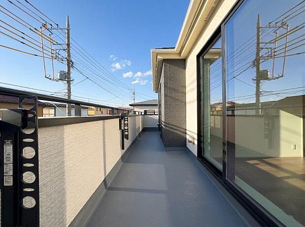 たっぷり干せる広いバルコニーは、毎日の家事をスムーズに。青空の下、心地よい風を感じながら、心にゆとりが生まれる暮らしを。