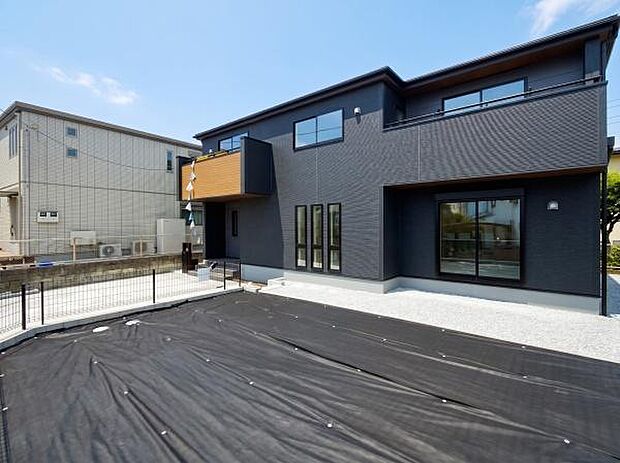 57坪の開放感！広い庭は、夏には子供用プール、週末は家族でBBQと笑顔溢れる特等席に。シックな外観が日常を彩ります。ぜひ現地で体感してください。