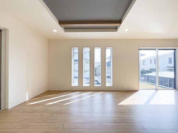 朝の光がたっぷり注ぐリビング。家族で囲む食卓が自然と明るくなり、一日の始まりが楽しみに。陽だまりで子供たちが遊ぶ姿が目に浮かびます。