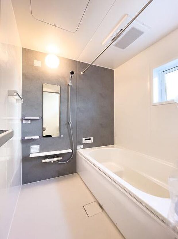 一日の疲れを癒す、上質なバスタイムを。落ち着いたデザインが心に安らぎを与えます。家族でゆったり寛げる、贅沢なひとときを。