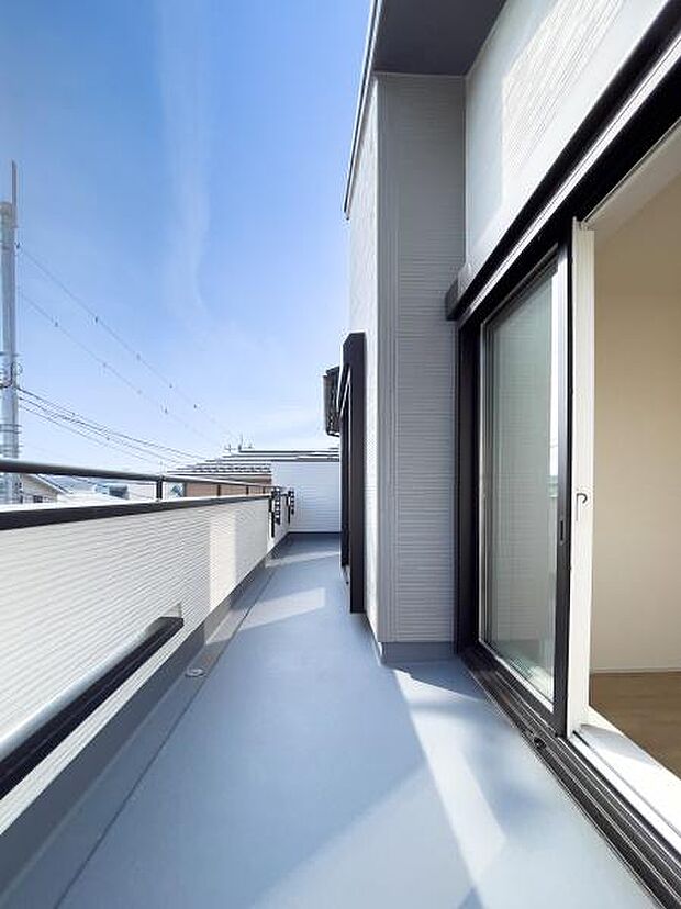 澄み渡る空を独り占め。爽やかな朝の空気に包まれて、家族の1日が始まります。この圧倒的な開放感を、ぜひ現地で体感してみませんか。