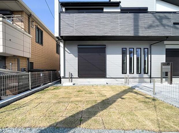 洗練されたデザインの外観に映える、陽光豊かなお庭。ガーデニングや趣味のスペースとしても最適です。心にゆとりをもたらす空間がここに。