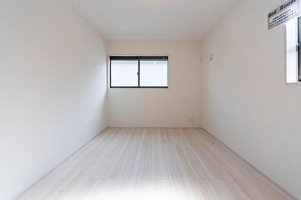 明るい色調の床が光を反射し、お部屋全体を優しく包み込みます。清潔感あふれる空間での目覚めは、ご家族の新しい一日を爽やかにスタートさせます。