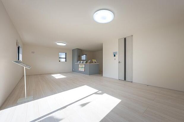 光が降り注ぐ広々としたLDK。家族が集まる開放的な空間は、どんなインテリアも映える明るいホワイト基調のデザインです。