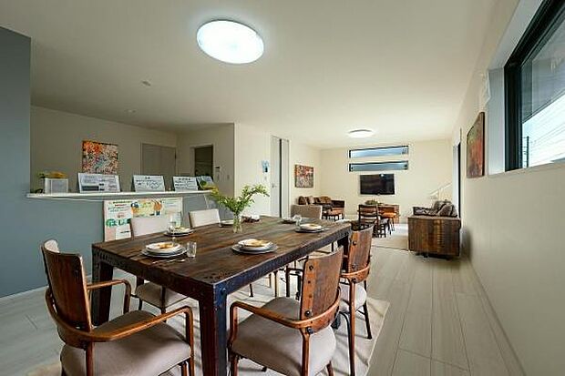 質感豊かな木のテーブルを主役に、毎日の食卓を華やかに演出。キッチンからの見守りもしやすい開放的な設計です。（本画像はCGにて家具等を配置しております。実際に家具等はおかれておりません。）